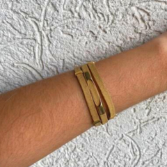 Pulseira Amaea Courino Mostarda com Entremeios e Banhada a Ouro 18k