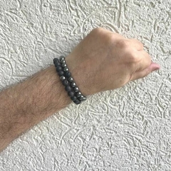 Kit com 2 Pulseiras Amaea Masculina Pedra Natural Hematita e Vulcânica 8mm em Macramê