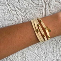 Pulseira Amaea Courino Amarelo Claro com Entremeios e Pingente de Coração Banhada a Ouro 18K