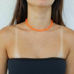 Choker Amaea Fimo Laranja Neon Lisa Folheada a Ouro - comprar online
