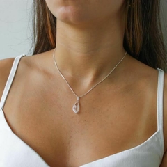 Colar Amaea com Pingente Folha Cristal Folheado a Prata