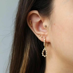 Brinco Amaea Gacho com Pingente Gota Cravejado em Zircônias Folheado a Ouro 18k