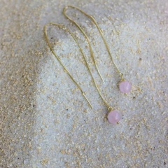 Brinco Amaea Fio Passante com Esfera Natural Quartzo Rosa Folheado a Ouro 18k