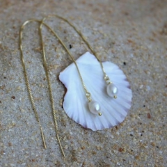 Brinco Amaea Fio Passante com Pérola de Água Doce Folheado a Ouro 18k - comprar online