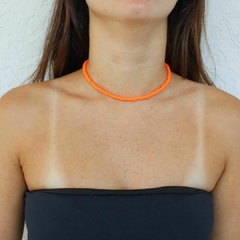 Choker Amaea Fimo Laranja Neon Lisa Folheada a Prata