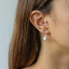 Brinco Amaea Fio Passante com Esfera Natural Howlita Branca Folheado a Prata