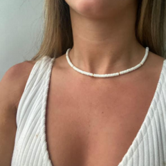Choker Amaea Fimo Branca com Entremeios Folheados a Ouro