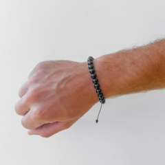 PULSEIRA AMAEA MASCULINA ESFERAS ÀGATA PRETA NATURAL COM ENTREMEIO PRATA EM MACRAMÊ 8M