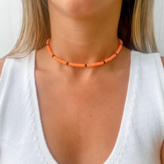 CHOKER AMAEA FIMO LARANJA DE MACRAMÊ COM ENTREMEIO CRISTAL FACETADO