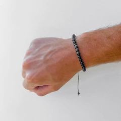 Pulseira Amaea Masculina Esferas Àgata Preta Natural com Entremeio Prata em Macramê 6m