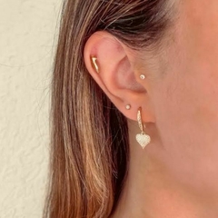Brinco Amaea Gancho com Coração Cravejado em Zircônia Cristal Folheado a Ouro 18K