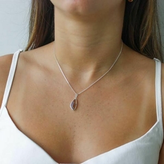 Colar Amaea com Pingente Folha Cristal Fumê Folheado a Prata