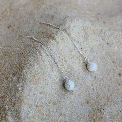 Brinco Amaea Fio Passante com Esfera Natural Howlita Branca Folheado a Prata