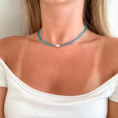 Choker Amaea Cristal de Vidro Azul Topázio com Entremeio de Pérola de Agua Doce Folhrada a Ouro