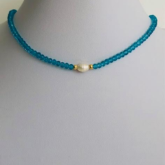 Choker Amaea Cristal de Vidro Azul Topázio com Entremeio de Pérola de Agua Doce Folhrada a Ouro - comprar online