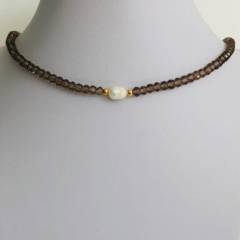 Choker Amaea Cristal facetado Fumê 4mm com Pérola Água doce Natural Folheada a Ouro - comprar online