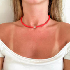 Choker Amaea Fimo Vermelho Tomate com Pérola de Água Doce Folheada a Ouro