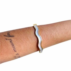 Bracelete Amaea Ondulado em Resinada Perolada Banhado a Ouro 18k