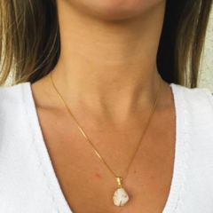 Colar Amaea com Pingente Quartzo Branco Folheado a Ouro 18k