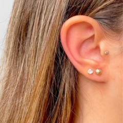 Brinco Amaea Bolinha Trabalhada 4mm Folheado a Ouro 