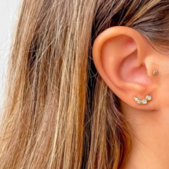 Brinco Amaea Ear Cuff 4 Zircônias Folheado a Ouro