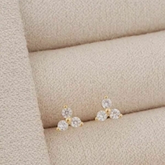 Brinco Amaea 3 pontos de Luz Folheado a Ouro 18k
