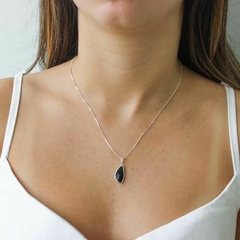 Colar Amaea com Pingente Folha Cristal Ônix Folheado a Prata