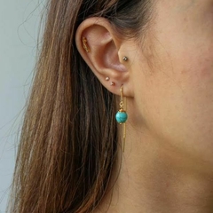 Brinco Amaea Fio Passante com Esfera Natural Howlita Azul Folheado a Ouro 18k