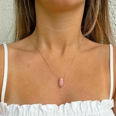 Colar Amaea Pingente Pedra Natural Quartzo Rosa Hexagonal Folheado a Ouro 18k