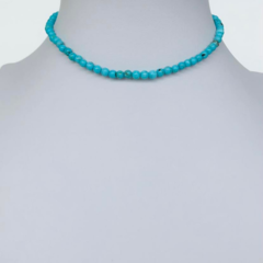 Choker Amaea Howlita Azul Turquesa Esfera Natural de 3mm Folheada a Ouro