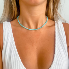 Choker Amaea Howlita Azul Turquesa Esfera Natural de 3mm Folheada a Ouro