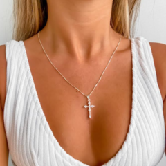 Colar Amaea Crucifixo Grande em Zircônia Folheado a Prata