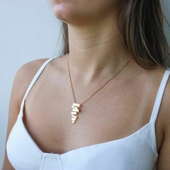 Conjunto Amaea Orgânico Colar e Brinco Longo Folheado a Ouro 18k
