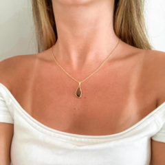 Colar Amaea corrente Brick com Pingente Folha Cristal Facetado Fumê Banhada a Ouro