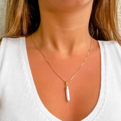 Colar Amaea Pingente Howlita Branca Folheado a Ouro 18k