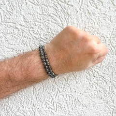 Kit 2 Pulseiras  Amaea Masculina Esferas Natural Labradorita Cinza de 4 e 6mm em Macramê