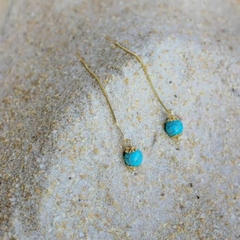 Brinco Amaea Fio Passante com Esfera Natural Howlita Azul Folheado a Ouro 18k