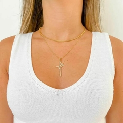 Colar Amaea Crucifixo 45mm Cravejado em Zircônias Folheado a Ouro 18k