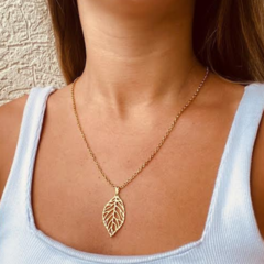 Colar Amaea Folha Vazada Folheada a Ouro 18k