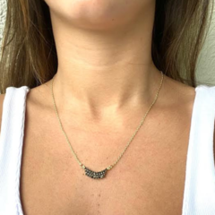Colar Amaea com tres Fileiras de strass Folheada a Ouro 18k