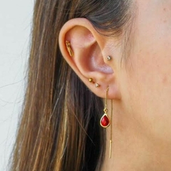 Brinco Amaea Fio Passante com Pingente Gota Rubi Folheado a Ouro 18k