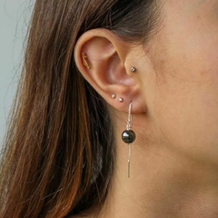 Brinco Amaea Fio Passante com Esfera Natural Hematita Folheado a Prata