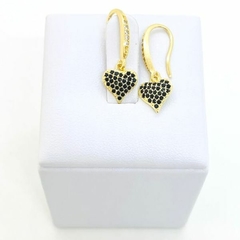 Brinco Amaea Gancho com Coração Cravejado em Zircônias Negras Folheado a Ouro 18K