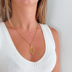 Colar Amaea Folha Vazada Folheada a Ouro 18k