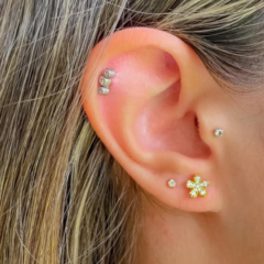 Brinco Amaea Florzinha em Zircônia Folheada a Ouro 18k - 1 Ano de Garantia no Banho
