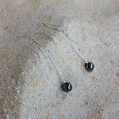 Brinco Amaea Fio Passante com Esfera Natural Hematita Folheado a Prata