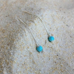 Brinco Amaea Fio Passante com Esfera Natural Howlita Azul Folheado a Prata