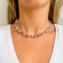 Choker Amaea Cascalho Natural Fluorita Folheado a Prata