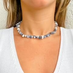 Choker Amaea Cascalho Natural Sodalita Folheado a Prata
