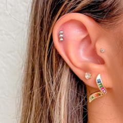 Brinco Amaea Torcido em Zircônias Coloridas Folheado a Ouro 18k